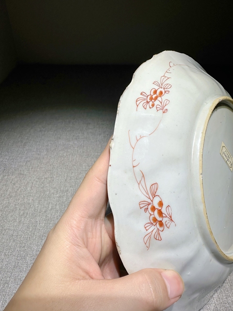 古玩陶瓷礬紅描金仕女紋盤真品鑒賞圖