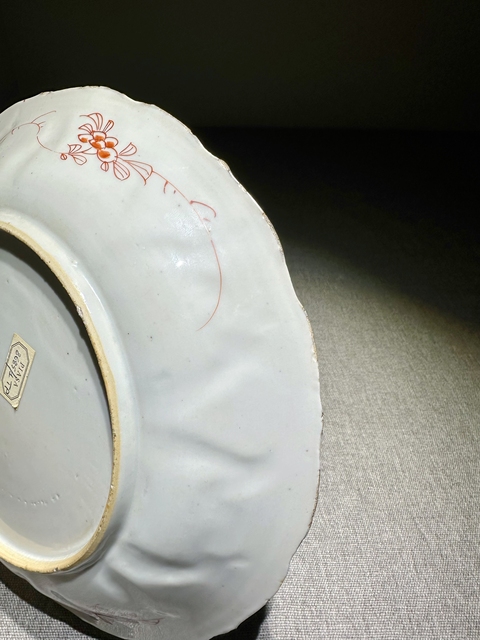 古玩陶瓷礬紅描金仕女紋盤真品鑒賞圖