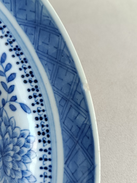 古玩陶瓷青花花卉紋盤真品鑒賞圖