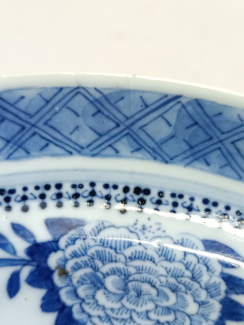 古玩陶瓷青花花卉紋盤真品鑒賞圖