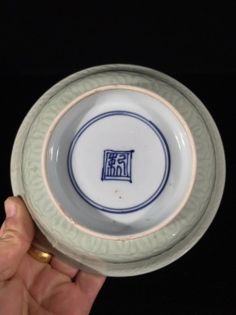 古玩陶瓷康熙青釉刻花鳳紋碗真品鑒賞圖