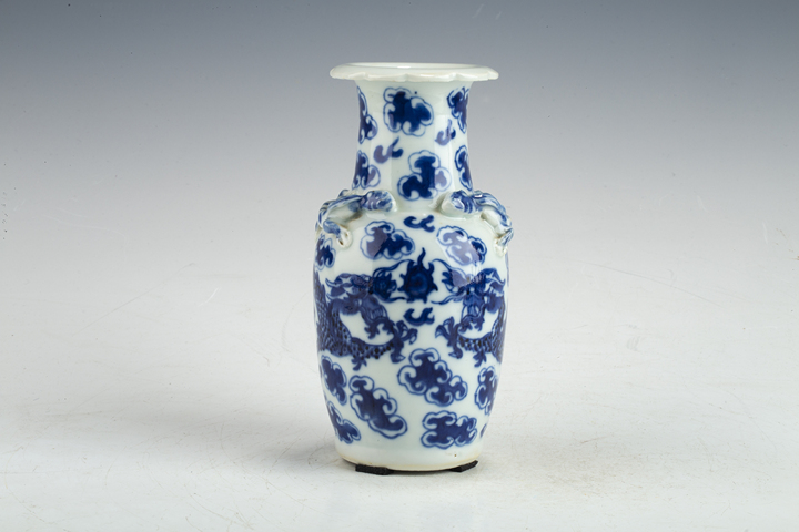 古玩陶瓷清晚·青花雙龍戲珠紋堆塑螭龍花口瓶真品鑒賞圖