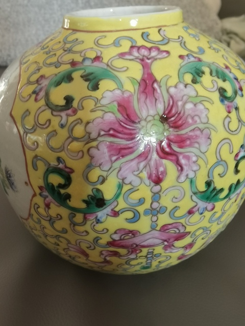 古玩陶瓷花蝶紋粉彩罐真品鑒賞圖