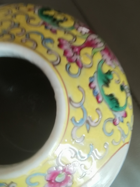 古玩陶瓷花蝶紋粉彩罐真品鑒賞圖