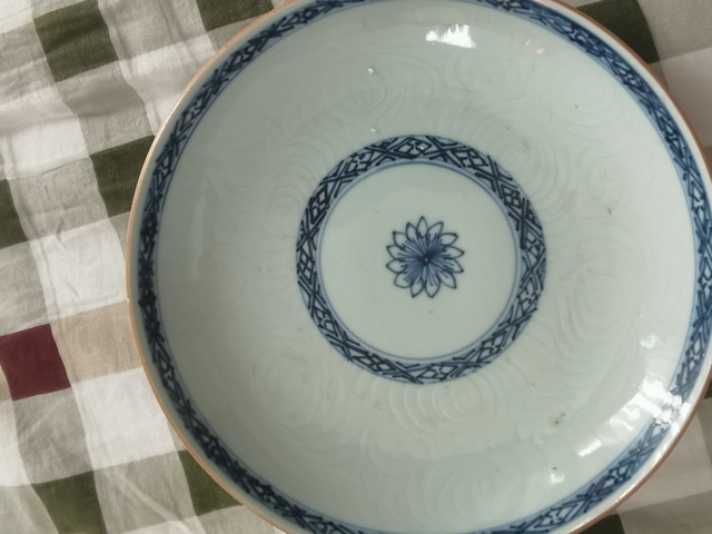 古玩陶瓷青花刻花花卉盤真品鑒賞圖
