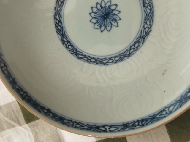 古玩陶瓷青花刻花花卉盤真品鑒賞圖