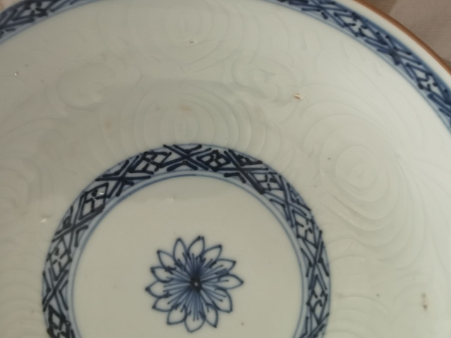 古玩陶瓷青花刻花花卉盤真品鑒賞圖