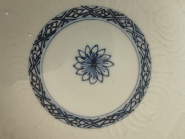 古玩陶瓷青花刻花花卉盤真品鑒賞圖