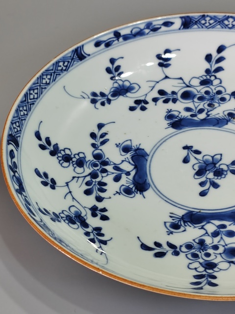 古玩陶瓷青花花卉紋盤真品鑒賞圖