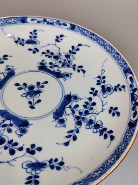 古玩陶瓷青花花卉紋盤真品鑒賞圖