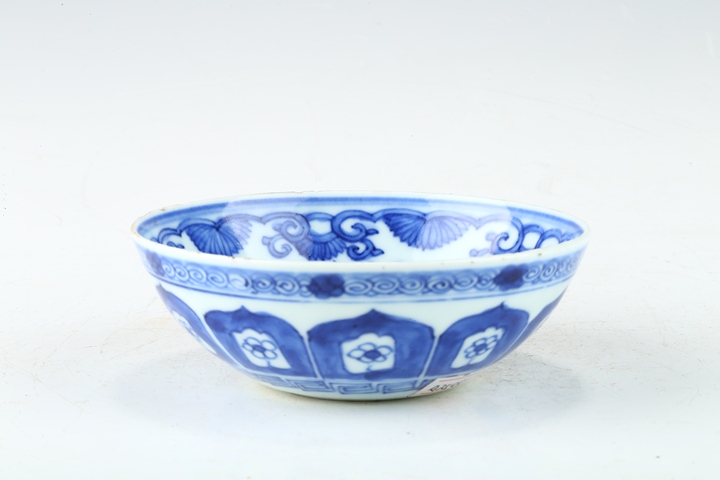 古玩陶瓷雍正·青花忍冬紋臥足碗 真品鑒賞圖