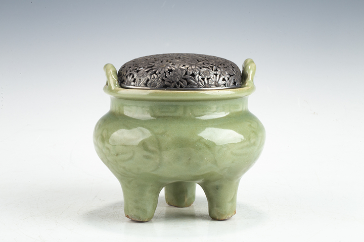 古玩陶瓷明代·龍泉青釉刻花紋雙耳三足爐拍賣，當前價格15652元