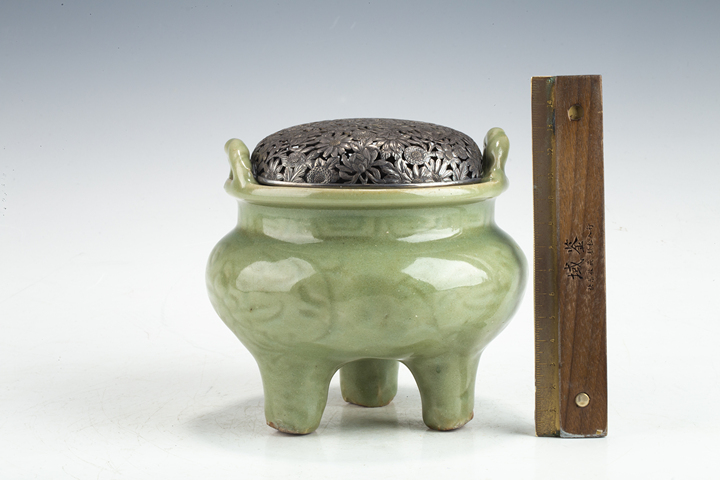 古玩陶瓷明代·龍泉青釉刻花紋雙耳三足爐拍賣，當前價格15652元