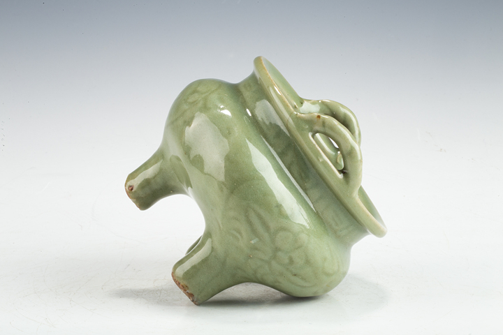 古玩陶瓷明代·龍泉青釉刻花紋雙耳三足爐拍賣，當前價格15652元