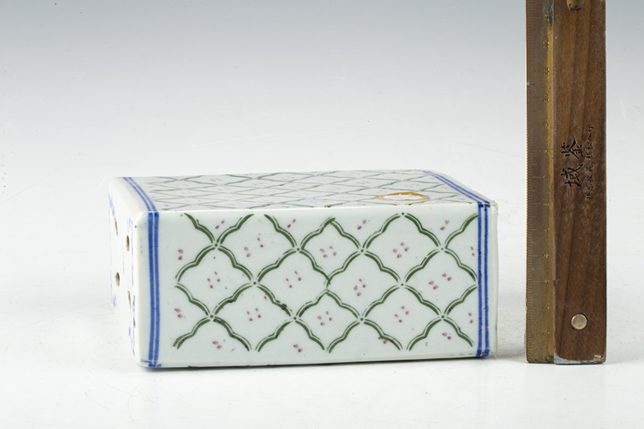 古玩陶瓷民國·釉下彩花卉紋書擋
拍賣，當前價格0元