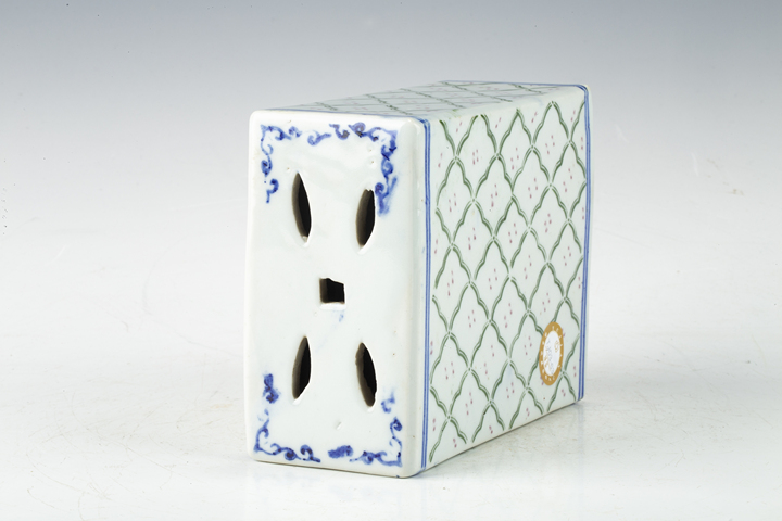 古玩陶瓷民國·釉下彩花卉紋書擋
拍賣，當前價格0元