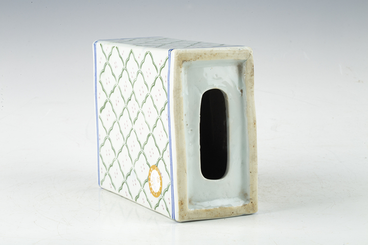 古玩陶瓷民國·釉下彩花卉紋書擋
拍賣，當前價格0元