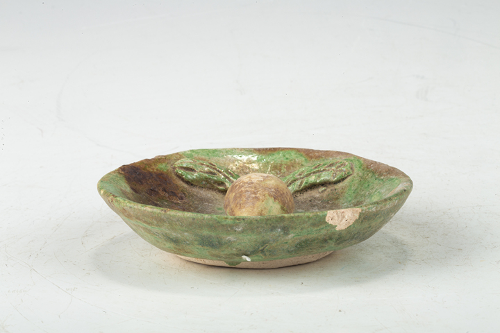 古玩陶瓷清·三彩貼塑萊菔紋小盤真品鑒賞圖