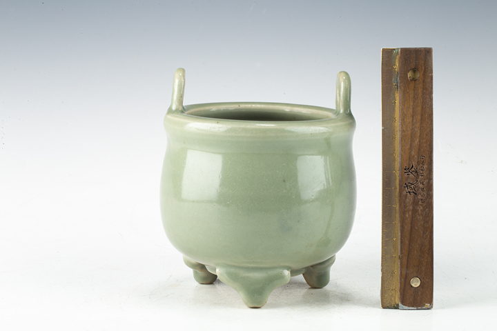 古玩陶瓷清·豆青釉雙耳三足爐真品鑒賞圖