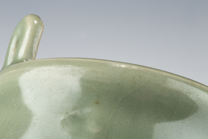 古玩陶瓷清·豆青釉雙耳三足爐真品鑒賞圖