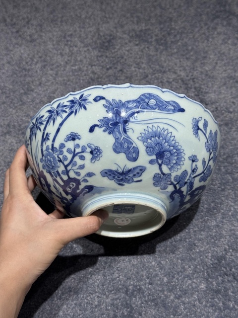 古玩陶瓷花蝶紋青花碗真品鑒賞圖