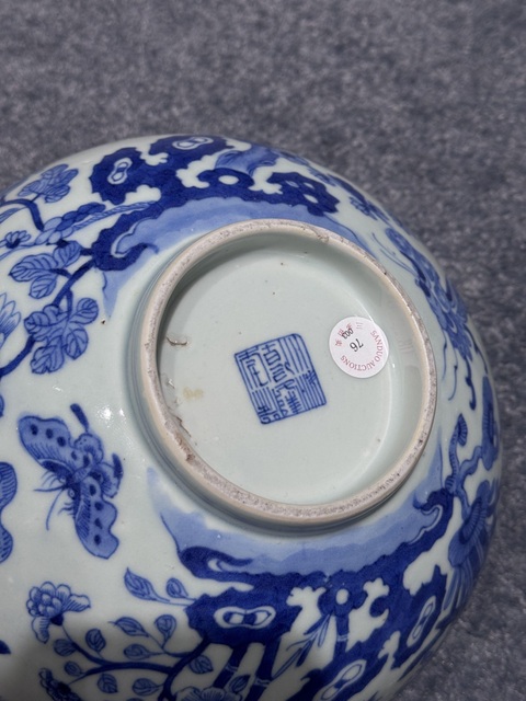 古玩陶瓷花蝶紋青花碗真品鑒賞圖