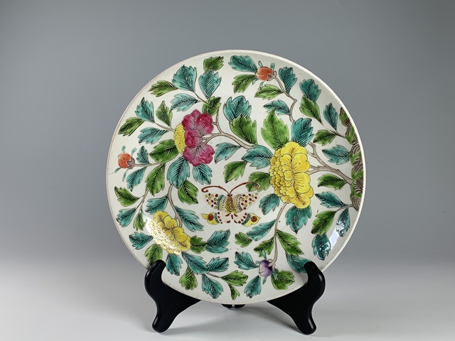 古玩陶瓷清早期·粉彩花蝶紋盤真品鑒賞圖