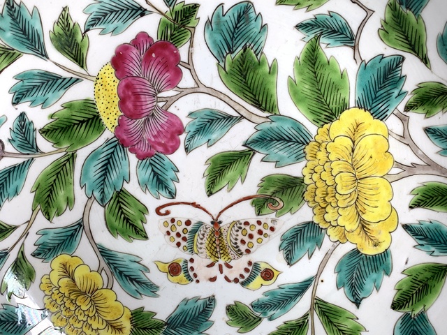 古玩陶瓷清早期·粉彩花蝶紋盤真品鑒賞圖