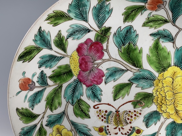 古玩陶瓷清早期·粉彩花蝶紋盤真品鑒賞圖