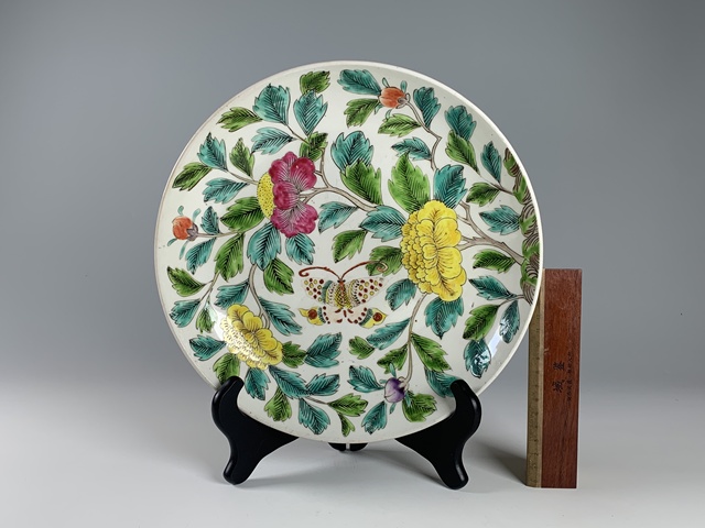 古玩陶瓷清早期·粉彩花蝶紋盤真品鑒賞圖