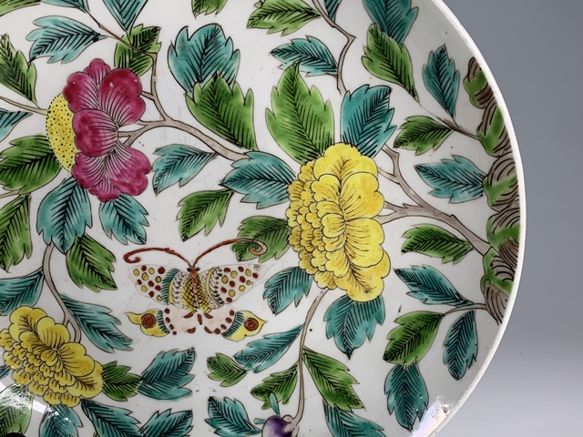 古玩陶瓷清早期·粉彩花蝶紋盤真品鑒賞圖