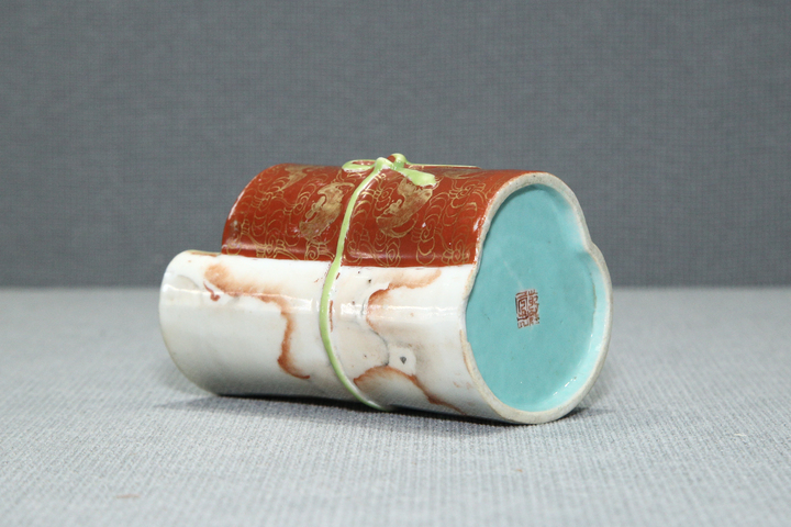 古玩陶瓷清乾隆·半石紋釉半礬紅描金蝠紋書卷包袱形筆筒真品鑒賞圖