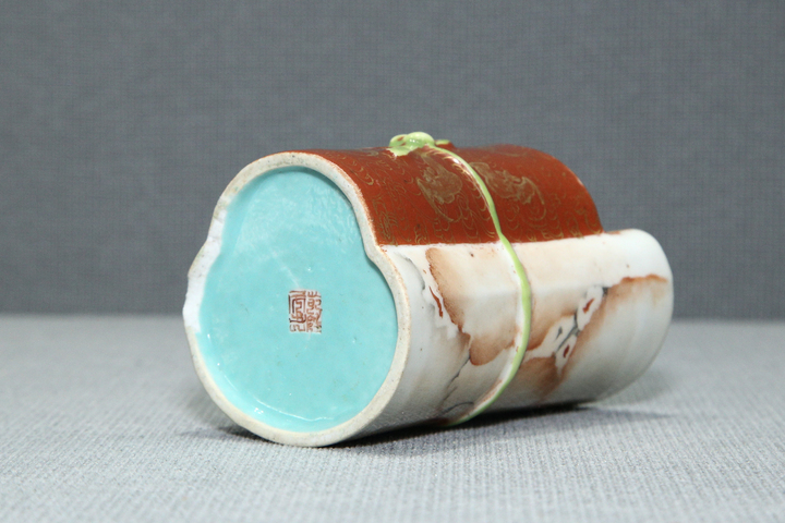 古玩陶瓷清乾隆·半石紋釉半礬紅描金蝠紋書卷包袱形筆筒真品鑒賞圖