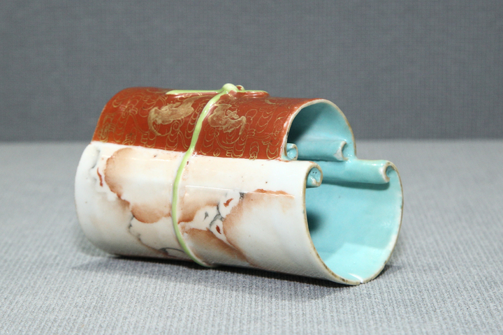 古玩陶瓷清乾隆·半石紋釉半礬紅描金蝠紋書卷包袱形筆筒真品鑒賞圖