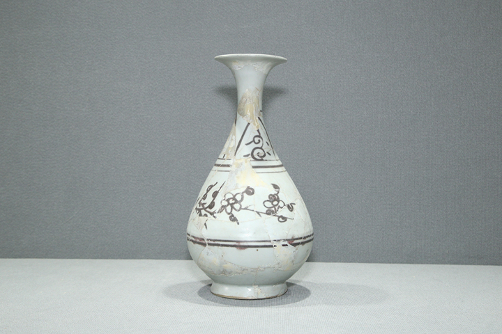 古玩陶瓷元·釉里紅梅花紋玉壺春瓶真品鑒賞圖