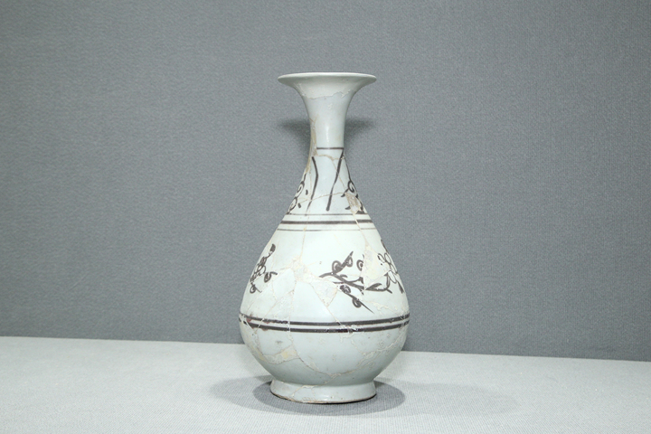 古玩陶瓷元·釉里紅梅花紋玉壺春瓶真品鑒賞圖