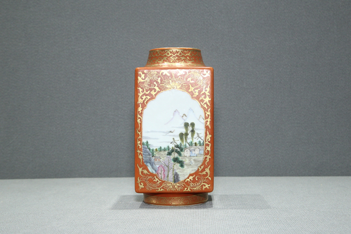 古玩陶瓷民國·珊瑚紅地描金開窗粉彩山水人物紋琮式瓶真品鑒賞圖