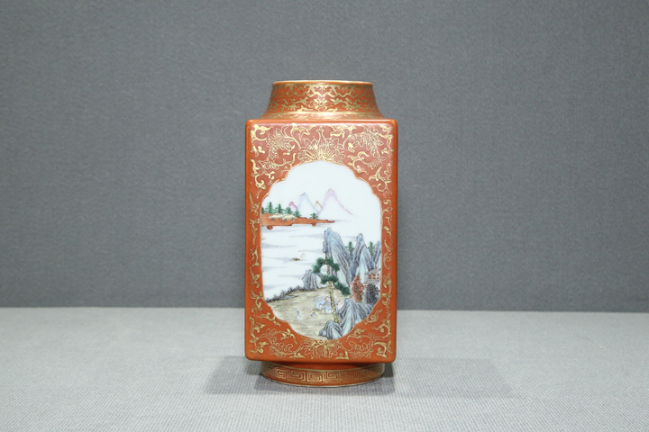 古玩陶瓷民國·珊瑚紅地描金開窗粉彩山水人物紋琮式瓶真品鑒賞圖