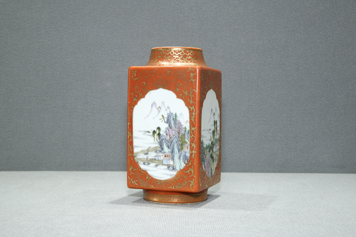 古玩陶瓷民國·珊瑚紅地描金開窗粉彩山水人物紋琮式瓶真品鑒賞圖