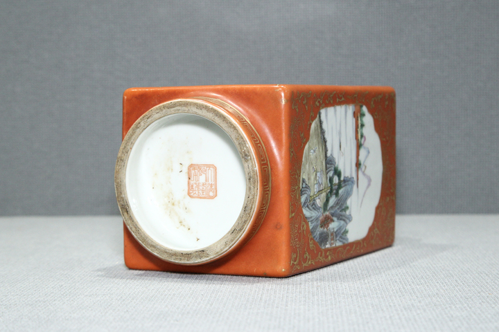 古玩陶瓷民國·珊瑚紅地描金開窗粉彩山水人物紋琮式瓶真品鑒賞圖