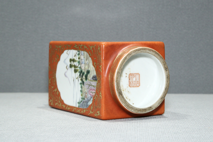 古玩陶瓷民國·珊瑚紅地描金開窗粉彩山水人物紋琮式瓶真品鑒賞圖