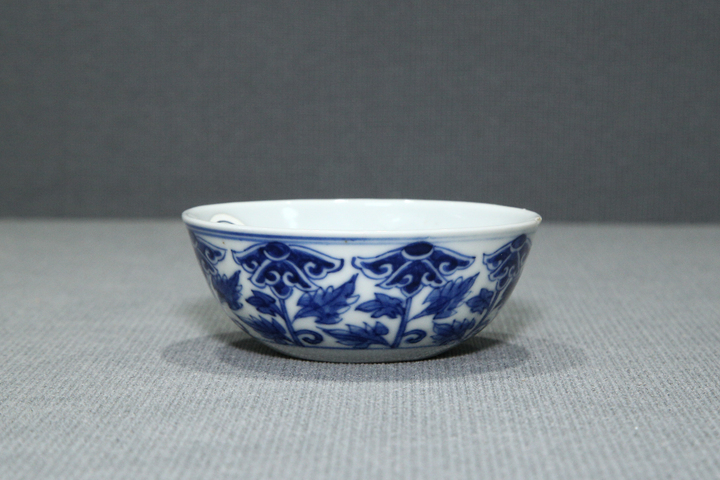 古玩陶瓷清光緒·青花纏枝蓮紋臥足杯（官）真品鑒賞圖