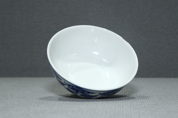 古玩陶瓷清光緒·青花纏枝蓮紋臥足杯（官）真品鑒賞圖