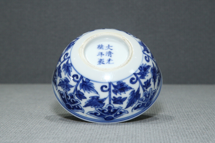 古玩陶瓷清光緒·青花纏枝蓮紋臥足杯（官）真品鑒賞圖