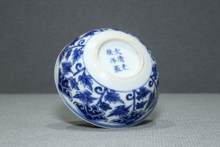 古玩陶瓷清光緒·青花纏枝蓮紋臥足杯（官）真品鑒賞圖