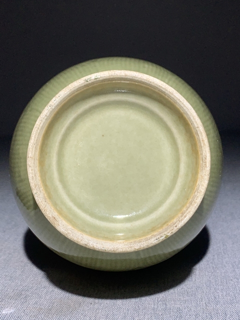 古玩陶瓷民國青釉暗刻蓮瓣紋瓶真品鑒賞圖