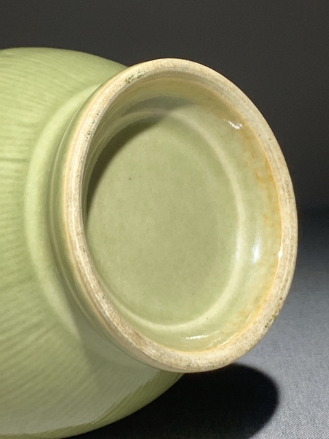 古玩陶瓷民國青釉暗刻蓮瓣紋瓶真品鑒賞圖