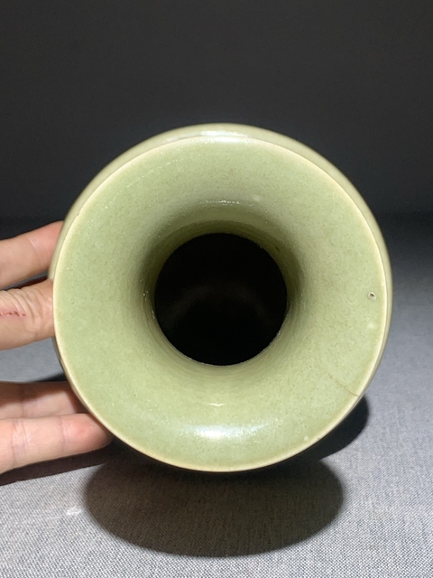 古玩陶瓷民國青釉暗刻蓮瓣紋瓶真品鑒賞圖