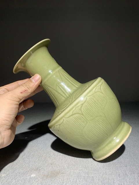 古玩陶瓷民國青釉暗刻蓮瓣紋瓶真品鑒賞圖