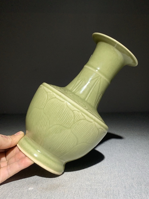 古玩陶瓷民國青釉暗刻蓮瓣紋瓶真品鑒賞圖